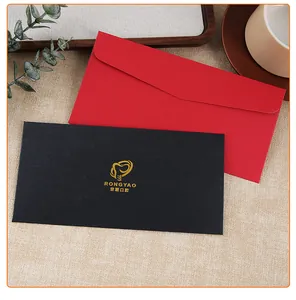 Dettaglio di buste perlescenti con logo personalizzato in oro per inviti.