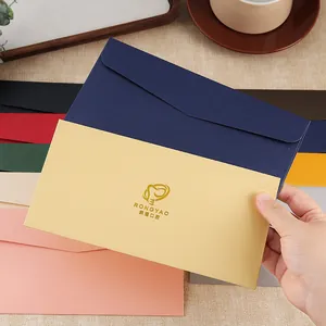 Buste premium in carta perlata con logo personalizzato in lamina d'oro per business