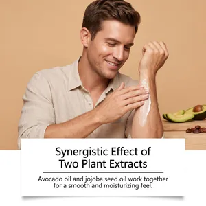 Man brengt een hydraterende bodylotion aan verrijkt met avocado- en jojobazaadolie.