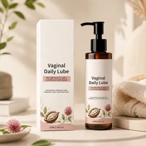 Botella y caja de Vaginal Daily Lube en un entorno cálido de estilo de vida profesional