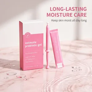 Emballage professionnel et applicateur de gel probiotique intime sur surface en marbre rose