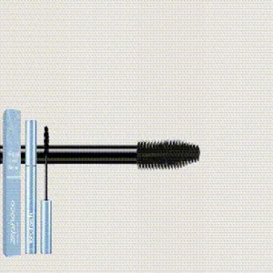 Makroansicht von blauem Mascara-Bürstenkopf und Verpackung für glattes Auftragen