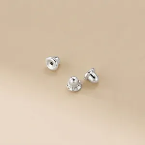 Detailansicht von 925 Sterling Silber Ohrmuttern mit hochglanzpolierter Oberfläche