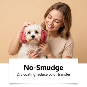 Primer plano de perro blanco con orejas teñidas de rosa temporal y mujer
