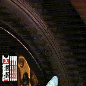 Dettaglio dell'applicazione di un pennarello bianco per pneumatici su una gomma auto.