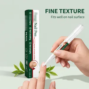 Detail eines Nagelreparaturstifts, der für die tägliche Pflege aufgetragen wird