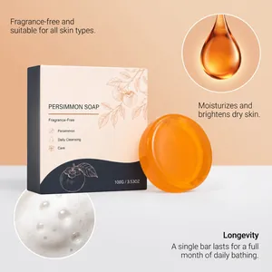 Vue détaillée du savon rond au kaki avec texture moussante et emballage