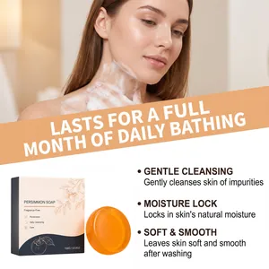 Vue détaillée du savon nettoyant au kaki montrant la mousse riche et l'emballage