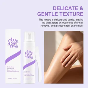 Zoom sur la mousse dépilatoire et sa boîte à côté d'une peau douce