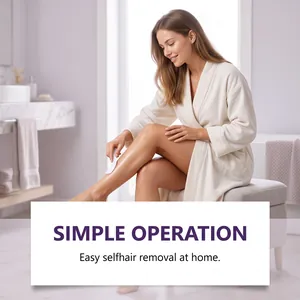 Une femme en peignoir blanc applique une mousse dépilatoire douce sur ses jambes