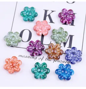 Makroansicht von 28 mm bunten, marmorierten Acryl-Blumenperlen für DIY-Schmuckherstellung