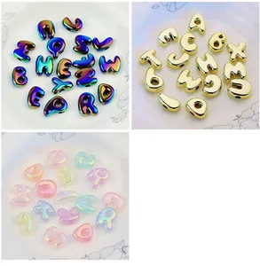 Detailansicht bunter UV-beschichteter Acryl-Buchstabenperlen mit großem Loch für DIY