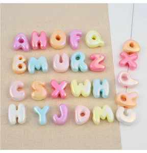 Detailansicht bunter UV-beschichteter Alphabet-Perlen aus Acryl mit Perlmuttglanz