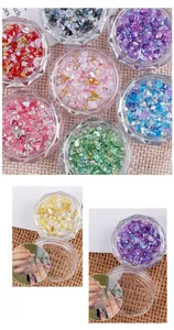 Detailansicht von unregelmäßigen polarisierten Glassteinen für DIY-Nagelkunst-Dekoration