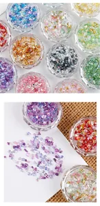 Makroaufnahme von irisierenden, unregelmäßigen Glassteinen für Nailart und DIY-Projekte