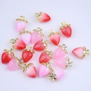Collezione di ciondoli a fragola in acrilico rosa e rosso per creazioni di gioielli DIY