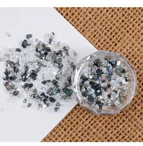 Detailansicht von unregelmäßigem holografischem Glassplitter für Nagelkunst DIY