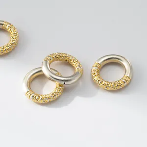 Vista macro de anillos Ruyi de plata 999 dorada para la creación de joyas artesanales