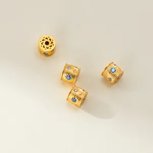 Detailansicht von 6mm vergoldeten 925er Silberperlen mit blauen Steinen für Armbänder.