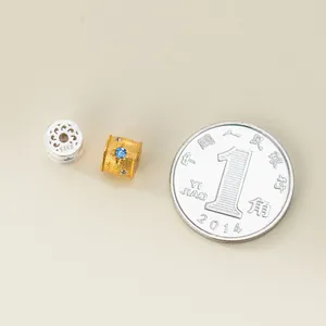 Detaillierter Größenvergleich von 6 mm hohlen Fassperlen aus Gold und Silber mit Stein