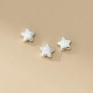 Dichtbij van drie geborstelde 925 sterling zilveren ster kralen voor DIY sieraden maken