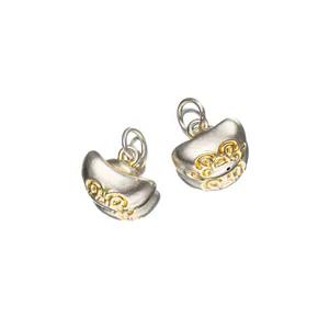 Macro di due ciondoli sycee d'argento con dettagli incisi in oro