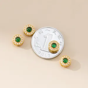 Gedetailleerd overzicht van 925 zilveren vergulde 6mm ronde kralen met groene steen inleg