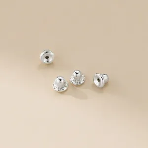 Detailaufnahme von polierten Ohrmuttern aus 925er Sterlingsilber
