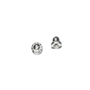 Makroansicht von polierten 925 Sterling Silber Kugel-Ohrringverschlüssen mit S925-Gravur