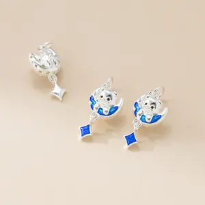 Dettaglio in primo piano dello charm cucciolo 3D in argento 925 su luna con stella