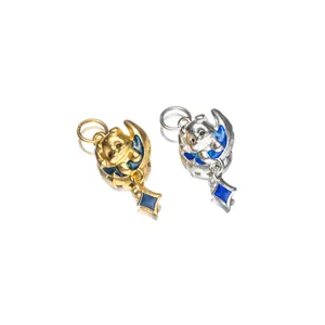 Vista dettagliata di ciondoli a forma di cane sulla luna placcati oro e argento blu