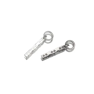 Nahaufnahme von Vintage-Anhängern aus S925 Sterlingsilber mit ethnischen Gravuren
