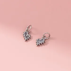 Vue détaillée de deux breloques en forme de cœur en argent sterling 925 pour bijoux DIY
