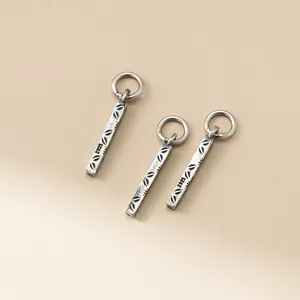 Detailansicht der Vintage-Anhänger aus 925er Sterlingsilber mit gravierten Blattmustern