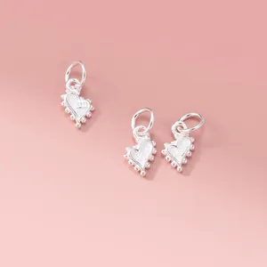Vue macro détaillée de trois breloques en forme de cœur en argent sterling 925 rose