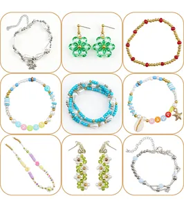 Präsentation verschiedener bunter handgefertigter Perlenschmucksets mit Buchstaben und Blumen