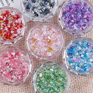 Bunte schillernde Glassplitter und Perlen für kreative Nagelkunst und Bastelarbeiten.