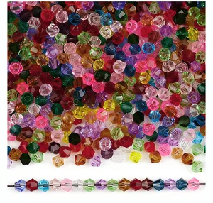 Nahaufnahme von 4mm facettierten bunten runden Glasperlen für die DIY-Schmuckherstellung