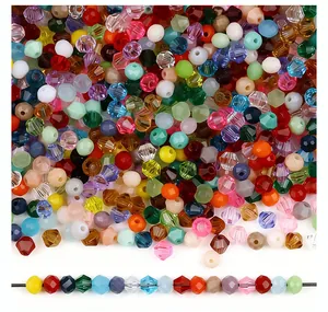 Makroaufnahme von 4mm facettierten Bicone-Kristallglasperlen in lebendigen bunten Farben