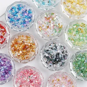 Schillernde polarisierte Glasscherben und Perlen für Nagelkunst-DIY in Gläsern.
