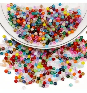 Nahaufnahme von 4 mm bunten facettierten Kristallglasperlen für DIY-Schmuckherstellung