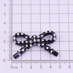 Perlina a fiocco in acrilico a scacchi bianchi e neri per creazione gioielli 27x48mm