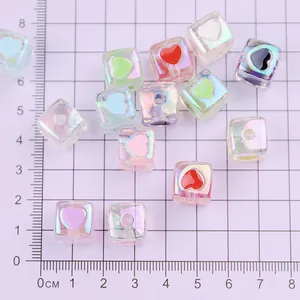 12mm ιριδίζουσες διαφανείς τετράγωνες χάντρες με χρωματιστές καρδιές για χειροτεχνίες