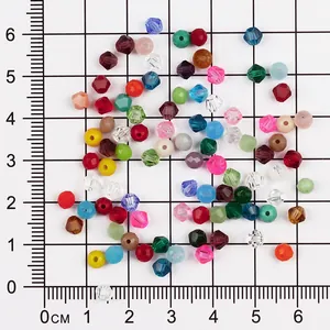 4mm facettierte Kristallglasperlen in verschiedenen Farben auf einem metrischen Lineal