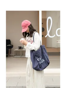 Photo de mode d'un mannequin portant un sac cabas en lin bleu marine avec texte