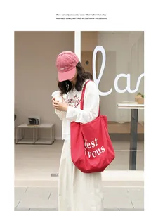 Mannequin portant un sac cabas en toile rouge vif avec impression de lettres blanches