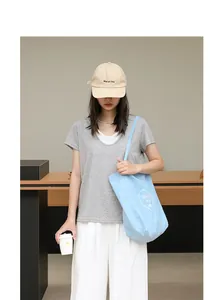 Bolso tote de nailon azul claro informal con estampado de corazón llevado por una modelo