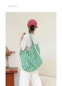 Vista trasera de un bolso tote de lona a rayas verdes y blancas para la moda cotidiana