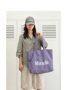 Bolso tote casual de nailon morado con estampado 'Miracle' blanco para mujer, estilo