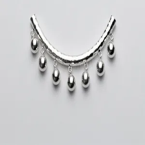 Dettaglio del tubo martellato in argento sterling S925 con ciondoli a sfera